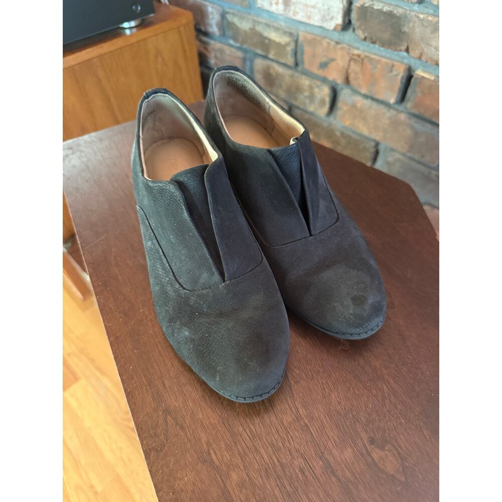 Black Suede Me Too brand booties - size 8